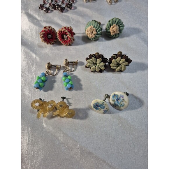 Vintage Lot Of 8 Pairs Of Screwback Earrings - Picture 4 of 11